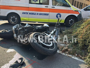 Biella, scontro tra auto e moto all’incrocio di via Bertodano (foto di Davide Finatti per newsbiella.it)
