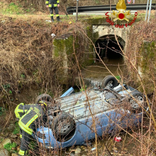 Dal Nord Ovest – Auto si ribalta e finisce nel canale