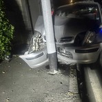 Vigliano, auto finisce contro un palo della luce FOTO Vigliano, auto finisce contro un palo della luce FOTO
