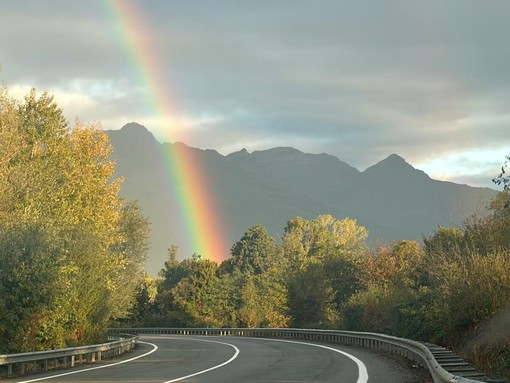 Dopo la pioggia, spunta un arcobaleno sulle Alpi biellesi: lo scatto di un lettore (foto di Claudio Burato) Dopo la pioggia, spunta un arcobaleno sulle Alpi biellesi: lo scatto di un lettore (foto di Claudio Burato)