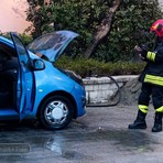 Fumo dal motore, poi le fiamme: incendio ad un’auto a Cossato (foto di Mattia Baù per newsbiella.it)