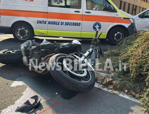 Biella, scontro tra auto e moto all’incrocio di via Bertodano (foto di Davide Finatti per newsbiella.it)