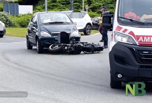 Scontro auto-moto a Vigliano, traffico e code alla rotonda del cimitero (foto di Mattia Baù per newsbiella.it)
