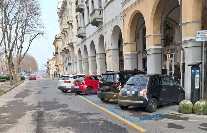 Biella, rifacimento della segnaletica negli stalli blu Biella, rifacimento della segnaletica negli stalli blu