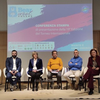 Biella, a gennaio “Bear Wool Volley 2024”, presentato il programma: migliaia di atleti da tutta Italia. Biella, a gennaio “Bear Wool Volley 2024”, presentato il programma: migliaia di atleti da tutta Italia.