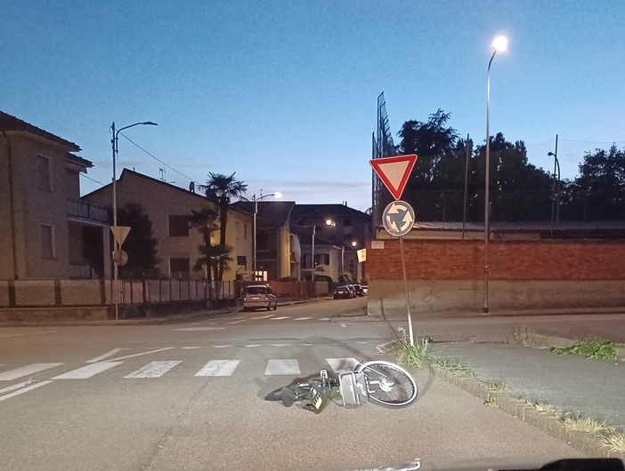 E-bike sharing, continuano gli abbandoni incivili: bici lasciata in mezzo alla strada E-bike sharing, continuano gli abbandoni incivili: bici lasciata in mezzo alla strada