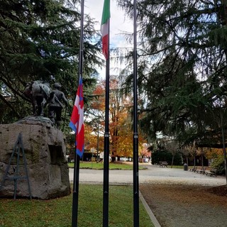 Bandiere danneggiate e a mezz’asta ai giardini Zumaglini a Biella, un lettore: &quot;Vandalismo o incuria?&quot;