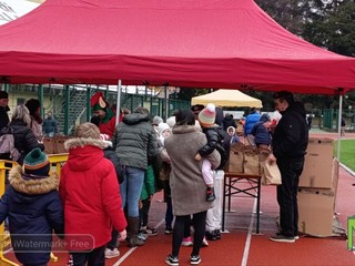 Babbo Natale Paracadutista a Biella: niente lancio dal cielo, ma regali ai bambini