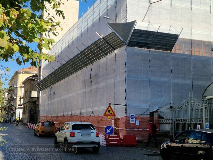 Ex biblioteca di via Pietro Micca: slitta la fine lavori, il cantiere chiude a maggio