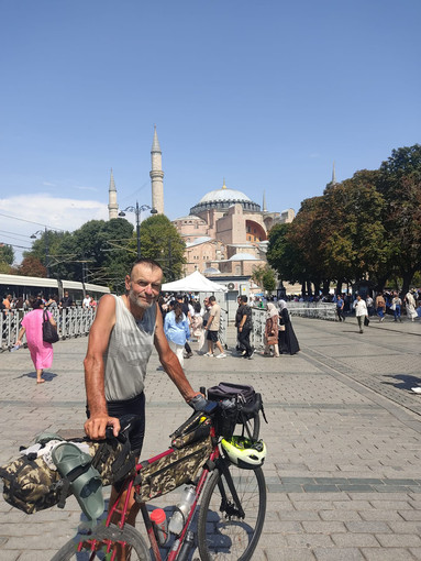 Biella-Istanbul in bici, obiettivo raggiunto: Maurizio Maffeo raggiunge la meta Biella-Istanbul in bici, obiettivo raggiunto: Maurizio Maffeo raggiunge la meta