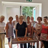 Cerrione, in pensione la storica bidella delle scuole: il grazie di insegnanti, alunni e Comune