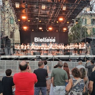 Bolle di Malto, la Biellese sale sul palco e si presenta alla città: entusiasmo in piazza Martiri per la nuova stagione (foto e video di Mauro Benedetti in esclusiva per Newsbiella.it) Bolle di Malto, la Biellese sale sul palco e si presenta alla città: entusiasmo in piazza Martiri per la nuova stagione (foto e video di Mauro Benedetti in esclusiva per Newsbiella.it)