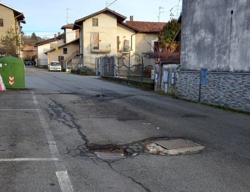 Vaglio di Biella: tornano le buche in Strada Cantone Ostocco, la segnalazione di un lettore