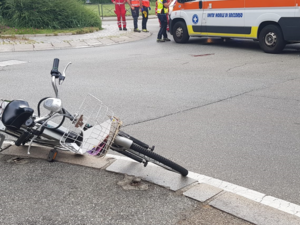 Biella, scontro tra bici e auto in via Milano: giovane al Pronto Soccorso (foto di repertorio)