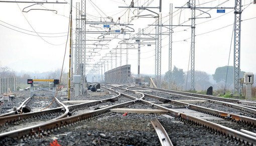Dal Nord Ovest - Uomo investito da un treno a Trofarello: circolazione via binari sospesa (foto di repertorio) Dal Nord Ovest - Uomo investito da un treno a Trofarello: circolazione via binari sospesa (foto di repertorio)