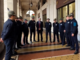 Bucci canta con gli Alpini sotto la Regione e rilancia l’appello: “Venite a Genova, vi aspettiamo”