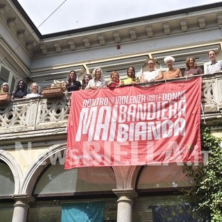 Mai bandiera bianca contro la violenza di genere, a Biella esposto un vessillo a Villa Schneider FOTO e VIDEO
