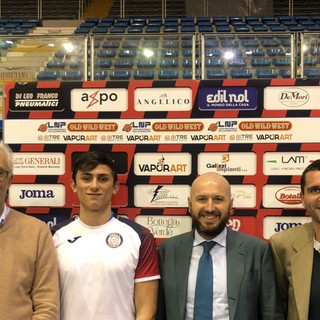Il presidente di Biella Next Piergiorgio Castelli, il capitano Under 19 Carlo Pietra, il presidente GGI UIB Christian Zegna con il vice presidente Luca Murta Il presidente di Biella Next Piergiorgio Castelli, il capitano Under 19 Carlo Pietra, il presidente GGI UIB Christian Zegna con il vice presidente Luca Murta