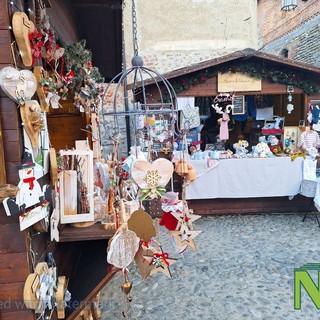Il Ricetto di Candelo vive una nuova giornata di magia col Borgo di Babbo Natale - Foto di Nicola Rasolo per newsbiella.it