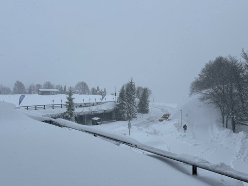 Maltempo, tanta neve sulla strada: chiuse le vie di accesso per Bielmonte (foto dalla pagina Facebook di Bielmonte)