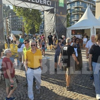Bolle di Malto, l'apertura dei cancelli in piazza Martiri e piazza Primo Maggio, tra musica, birra e cucina di strada FOTO e VIDEO Mauro Benedetti per newsbiella.it