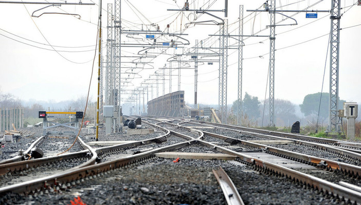 Dal Nord Ovest - Uomo investito da un treno a Trofarello: circolazione via binari sospesa (foto di repertorio) Dal Nord Ovest - Uomo investito da un treno a Trofarello: circolazione via binari sospesa (foto di repertorio)