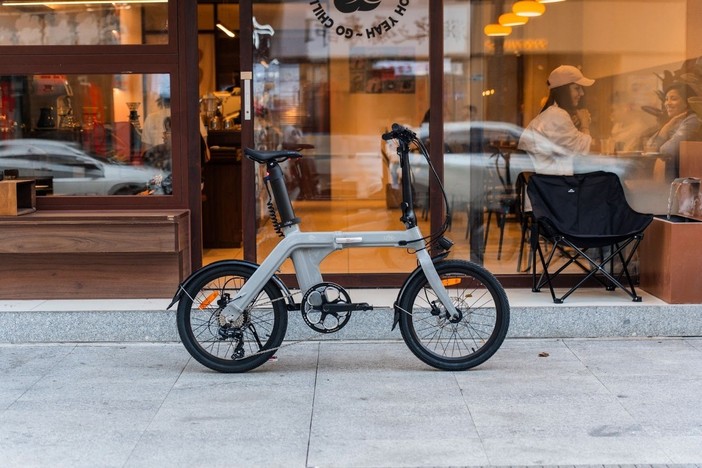 Utilizzare una bici elettrica piccola riduce la dipendenza dall’auto, abbattendo le emissioni di CO₂ Utilizzare una bici elettrica piccola riduce la dipendenza dall’auto, abbattendo le emissioni di CO₂