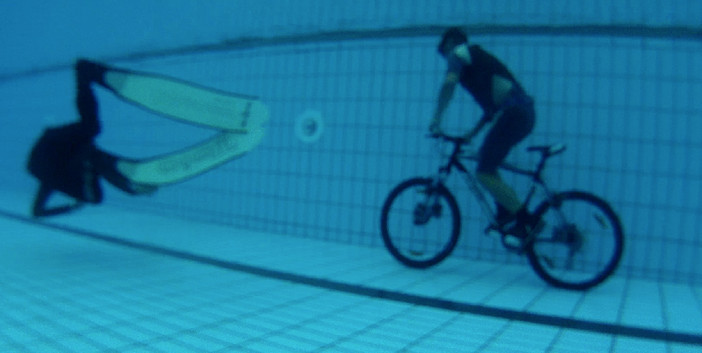 Pedalando sott'acqua Falla entra nel Guinnes dei primati VIDEO - FOTOGALLERY