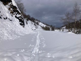 Bielmonte, detriti e slavine sulle strade di accesso. Le raccomandazioni della Prefettura: “Non salite” VIDEO
