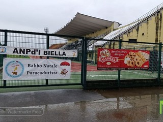 Babbo Natale Paracadutista a Biella: niente lancio dal cielo, ma regali ai bambini
