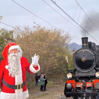 Il treno storico approda a Candelo: Babbo Natale raggiunge il Ricetto - Servizio di Nicola Rasolo per newsbiella.it