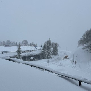 Maltempo, tanta neve sulla strada: chiuse le vie di accesso per Bielmonte (foto dalla pagina Facebook di Bielmonte)