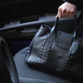 Furti con la “tecnica delle monetine” nei parcheggi dei supermercati: ecco come difendersi
