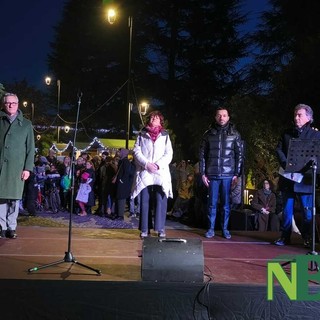Natale a Biella, l'accensione dell'albero in piazza Vittorio Veneto e gli auguri di buone feste del sindaco Olivero FOTO e VIDEO Riccardo Tosi per newsbiella.it Natale a Biella, l'accensione dell'albero in piazza Vittorio Veneto e gli auguri di buone feste del sindaco Olivero FOTO e VIDEO Riccardo Tosi per newsbiella.it