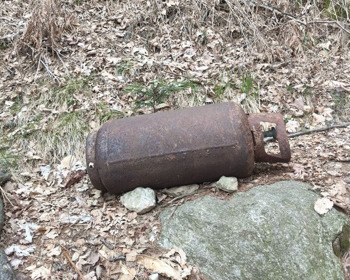 Bombola di gas abbandonata nel sentiero per Oropa, un lettore segnala: “Si potrà rimuovere?”