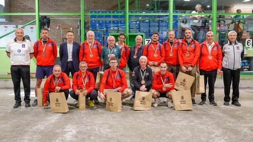 Nella foto di Dante Bonino la squadra del Crc Gaglianico Botalla Formaggi premiata al termine della semifinale