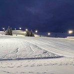 Neve a Bielmonte, buone notizie per gli appassionati di sci: stasera apre la pista in notturna (foto dalla pagina Facebook di Bielmonte)