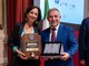 Ivo Bonato premiato a Montecitorio: il reporter biellese riceve lo Standout Award. Nella foto con la giornalista Lucia Goracci