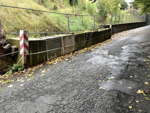 Vandorno, cemento sulla strada riduce il passaggio: "Da oltre un anno attendiamo risposte"