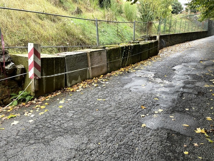 Vandorno, cemento sulla strada riduce il passaggio: "Da oltre un anno attendiamo risposte" Vandorno, cemento sulla strada riduce il passaggio: "Da oltre un anno attendiamo risposte"