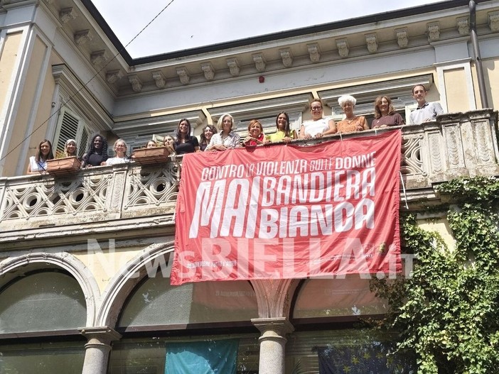 Mai bandiera bianca contro la violenza di genere, a Biella esposto un vessillo a Villa Schneider FOTO e VIDEO