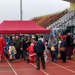 Babbo Natale Paracadutista a Biella: niente lancio dal cielo, ma regali ai bambini , FOTO Mattia Baù per newsbiella.it