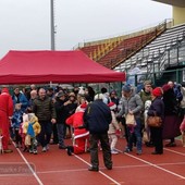 Babbo Natale Paracadutista a Biella: niente lancio dal cielo, ma regali ai bambini , FOTO Mattia Baù per newsbiella.it