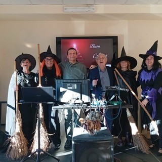 Allegria e Brindisi in compagnia, a Valdilana l’Associazione Delfino saluta il Natale e l’Epifania (foto dalla pagina Facebook di Associazione Delfino Valdilana)