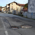Vaglio di Biella: tornano le buche in Strada Cantone Ostocco, la segnalazione di un lettore