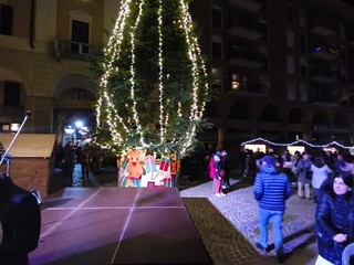 Natale a Biella, l'accensione dell'albero in piazza Vittorio Veneto e gli auguri di buone feste del sindaco Olivero  FOTO e VIDEO Riccardo Tosi per newsbiella.it