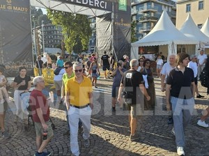Bolle di Malto, l'apertura dei cancelli in piazza Martiri e piazza Primo Maggio, tra musica, birra e cucina di strada FOTO e VIDEO Mauro Benedetti per newsbiella.it