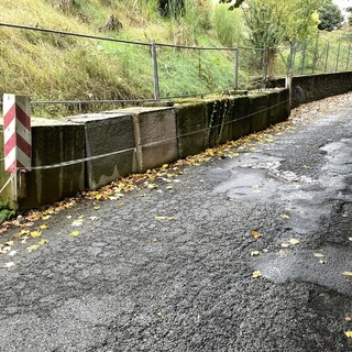 Vandorno, cemento sulla strada riduce il passaggio: "Da oltre un anno attendiamo risposte"
