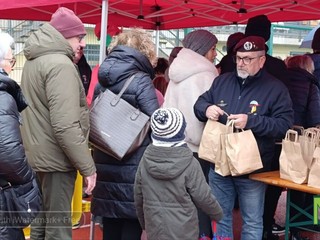 Babbo Natale Paracadutista a Biella: niente lancio dal cielo, ma regali ai bambini