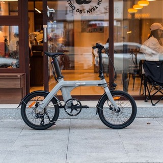 Utilizzare una bici elettrica piccola riduce la dipendenza dall’auto, abbattendo le emissioni di CO₂